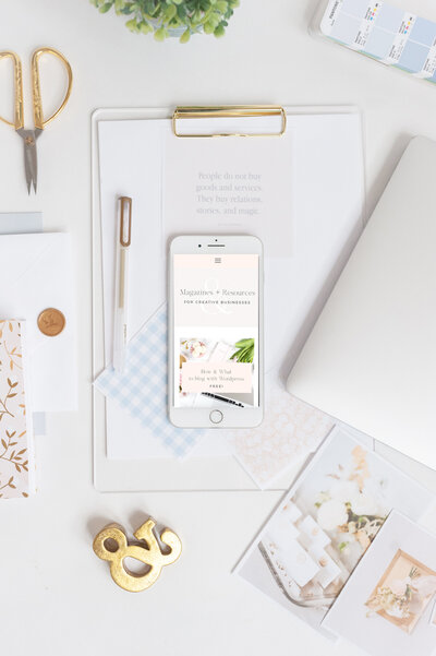 Ribbon & Ink Custom Styled Stock_Jenna Shriver Photography-04-with-image-in-phone