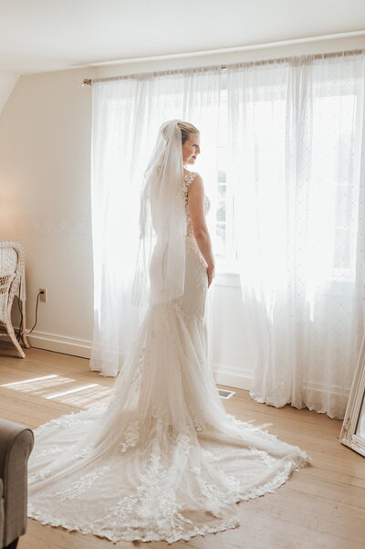 bride standing in bridal suite