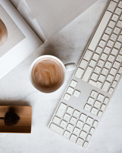 Toetsenbord en koffie voor het doen van een intakegesprek voor de nieuwe website