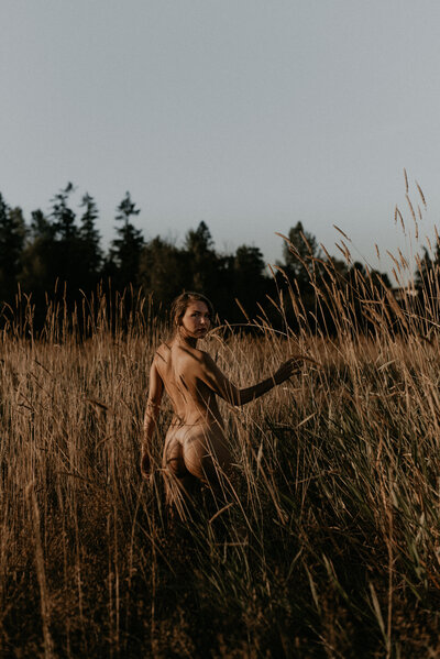 girl walking naked in a field
