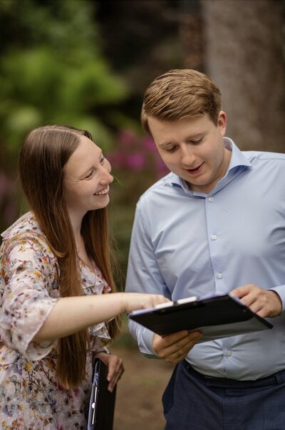 Weddingplanners bespreken het draaiboek zorgvuldig om een perfect georganiseerde bruiloft te garanderen