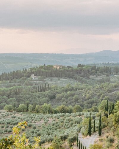 Rolling hills of Tuscany captured by destination film photographer Elias Kordelakos