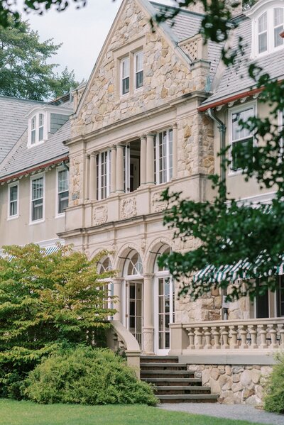Caitlin and Chris's elegant wedding at Blithewold Mansion