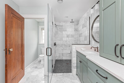 shower with white and gray marble tile