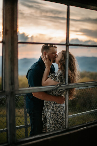 Couples shoot at mountain overlook