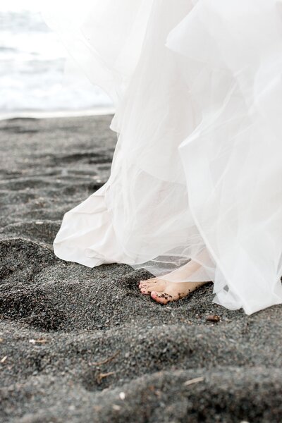 black-sand-beach-hawaii-alexandra-robyn-destination-elegant-elopement-photo-inspiration_0003