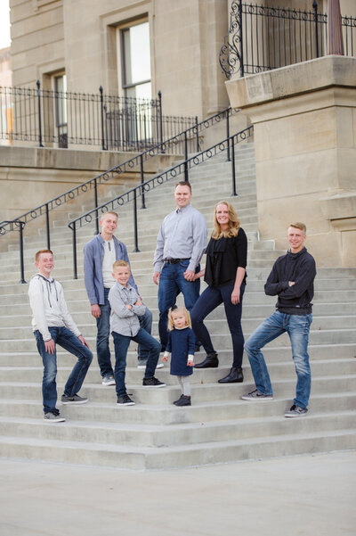 Family  of 7 standing at the idaho state capitol building during pictures with Tiffany Hix in Boise