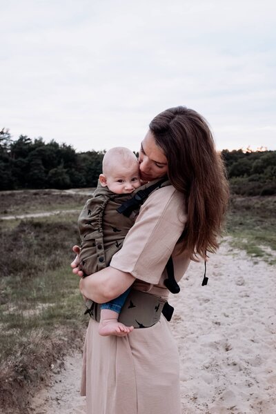 Gezins fotoshoot Drenthe - moeder en baby in natuurgebied drenthe.