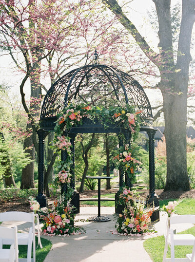 altar-flowers-monte-bello-estate-chicago-wedding-photographer-sarah-sunstrom-photography