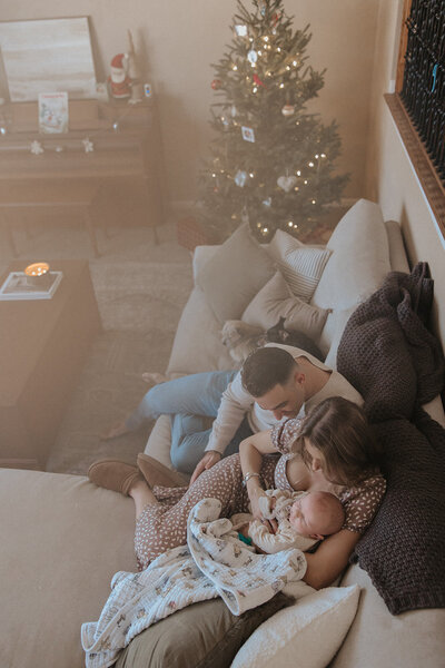 in home family newborn fresh 48 lifestyle session. christmas photos as new family of 3. cozy in comfort of own home in kansas