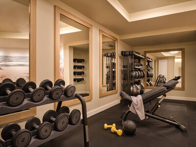 Hantelbank im Gym des LOEV Hotels.