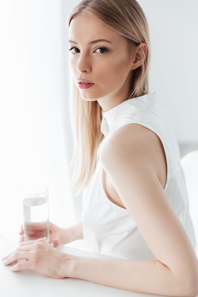 serious-blonde-lady-sitting-indoors-dressed-in-P642FCS