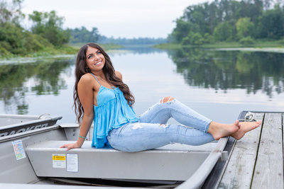 Natural senior pictures at a lake in Northeast Ohio
