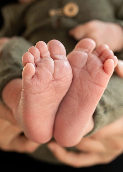 NJ Family Photos of baby toes