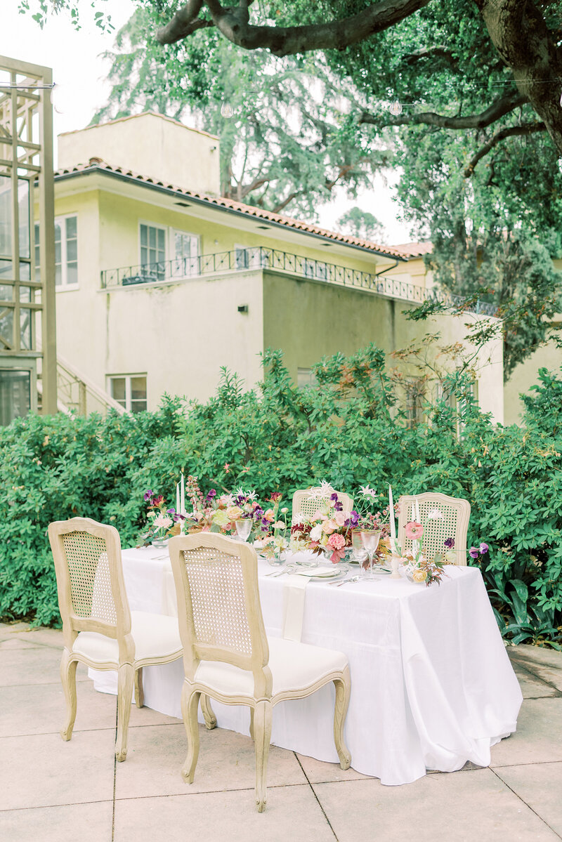 4-alisonbrynn-Radiant-LoveEvents-Maxwell-House-white-table-cloth-sweetheart-table-green-bush-big-tree-outdoors-romantic-elegant-timeless