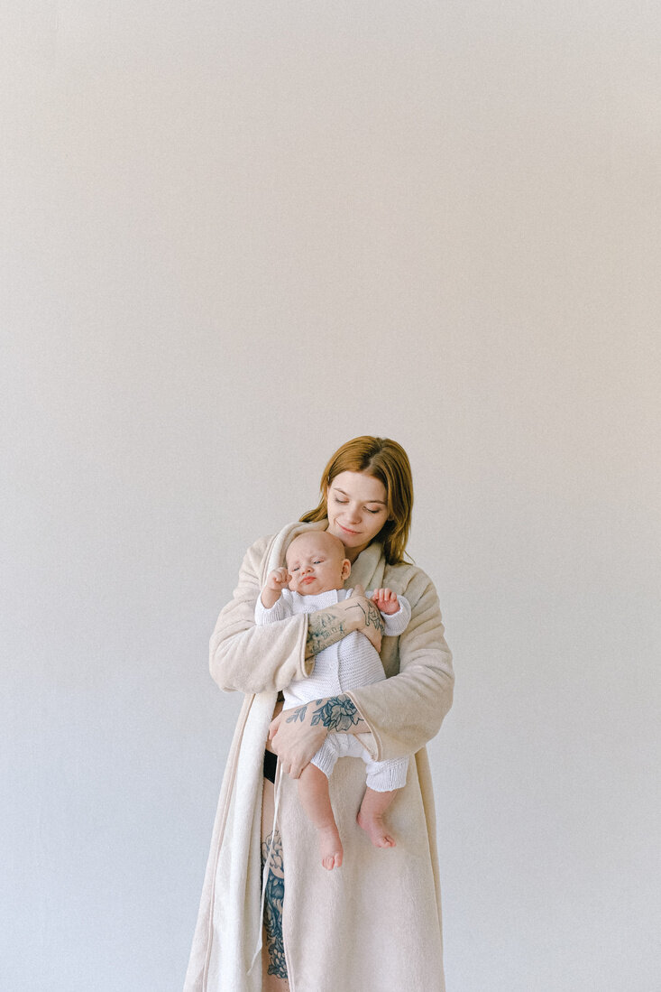 A mother holding her baby. Representing someone that is in therapy for mothers in Manhattan, New York.  Where a specially trained postpartum depression therapist can improve your fourth trimester.