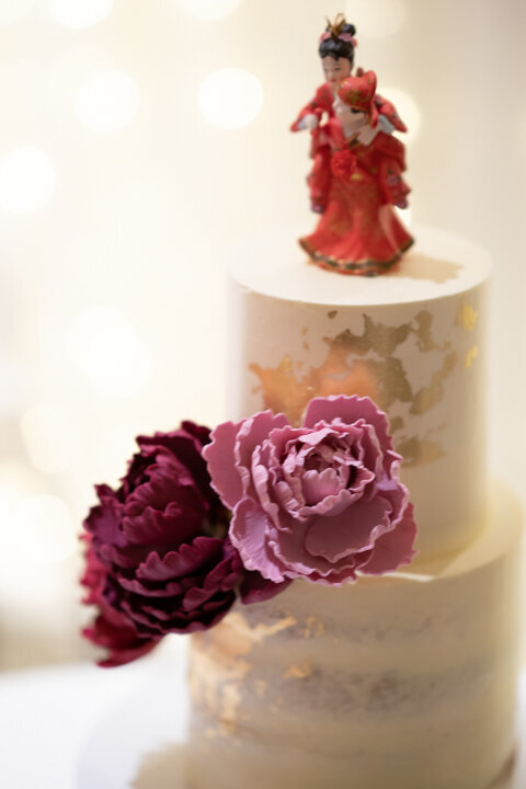 Modern chinese wedding cake with roses