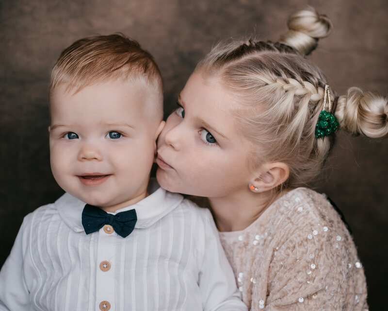 Professioneel kinderportret van door Leukfotografie, kinderfotograaf uit Amsterdam Noord. Kinderportret van broer en zus door Leukfotografie, kinderfotograaf Amsterdam Noord