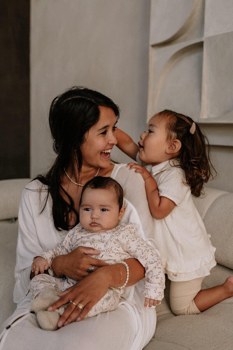 Mama met kindjes tijdens gezinsshoot in Aterlier Oost Amsterdam