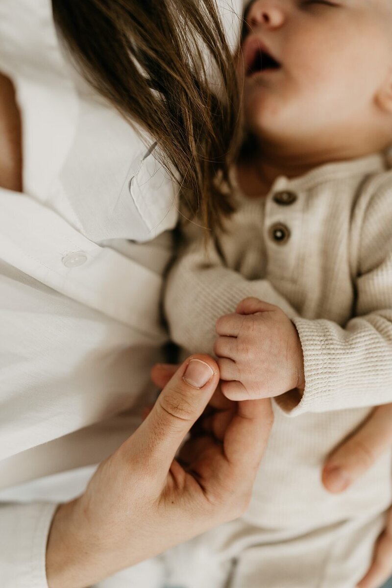 close-up van een mama en newborn hand tijdens een newborn shoot