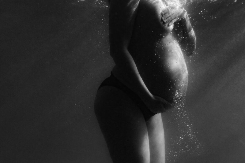 underwater maternity portrait by jasmine skye photography