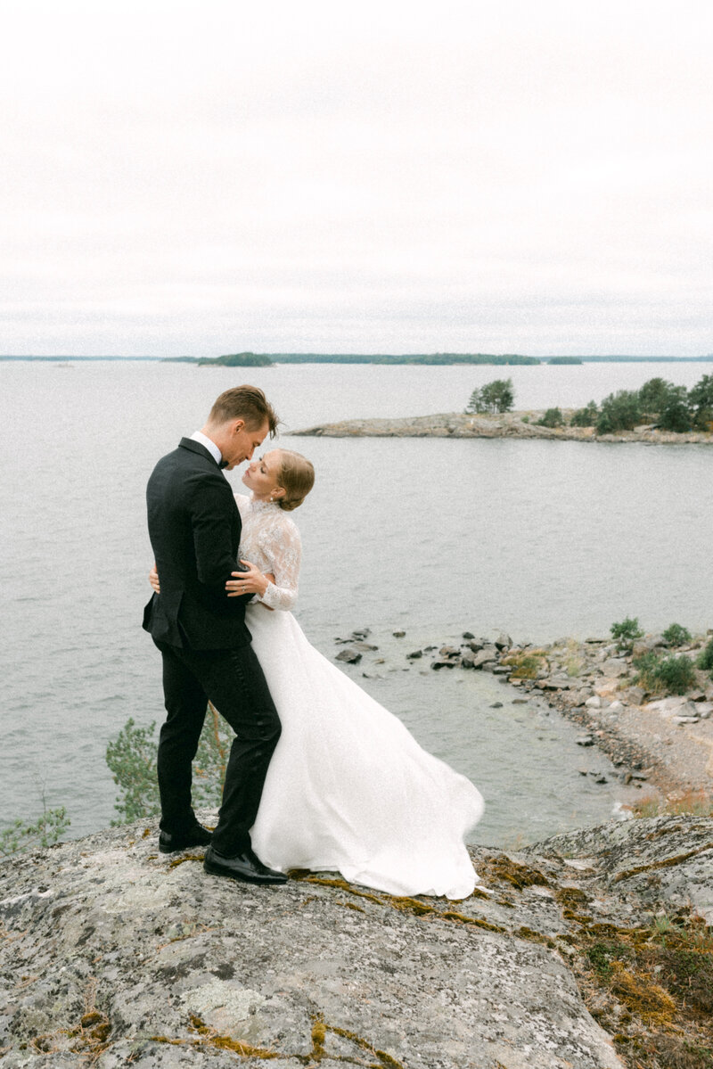 Seaside wedding photography in Finland by Finnish wedding photographer Hannika Gabrielsson.