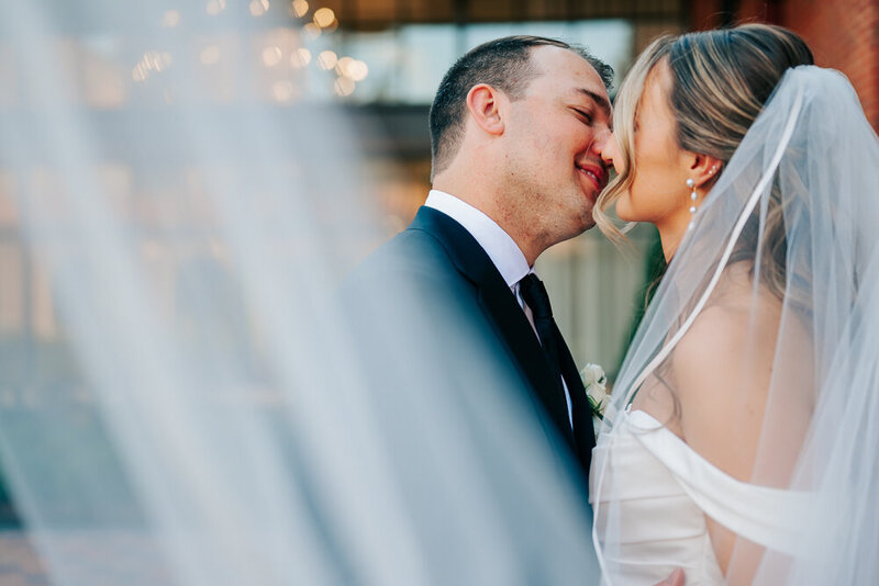 DETROIT-WEDDING-PHOTOGRAPHER-CAPTURED-BY-KELSEY-SAINT-JOHNS-RESORT-ATRIUM-NAG-WEB-85