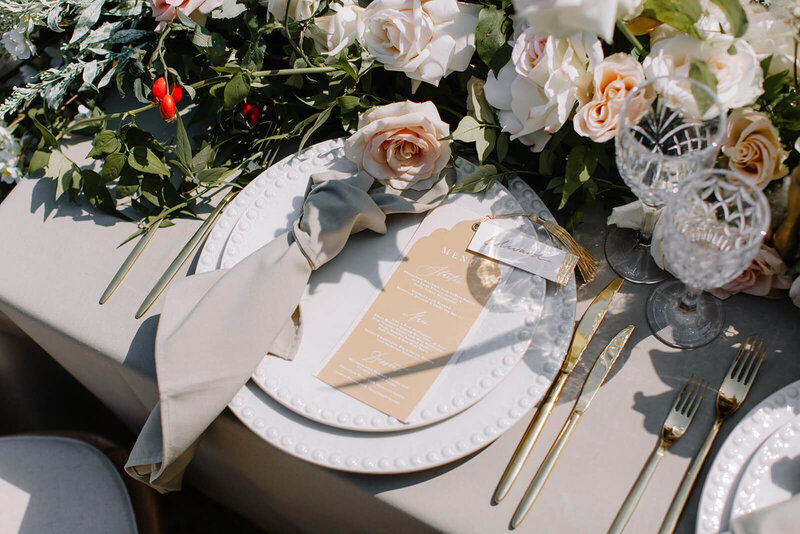 elegant-wedding-table-setting-natural-linen