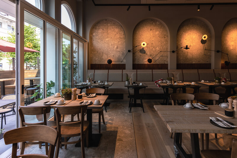 Innenraum des Restaurants im LOEV Hotel.