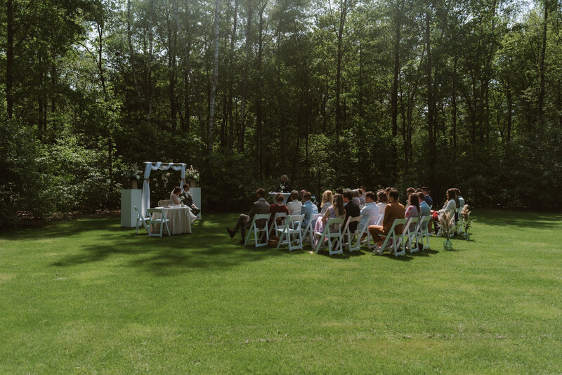 Ceremonie bruiloft trouwen in het bos documantaire fotograaf bruidsfotograaf