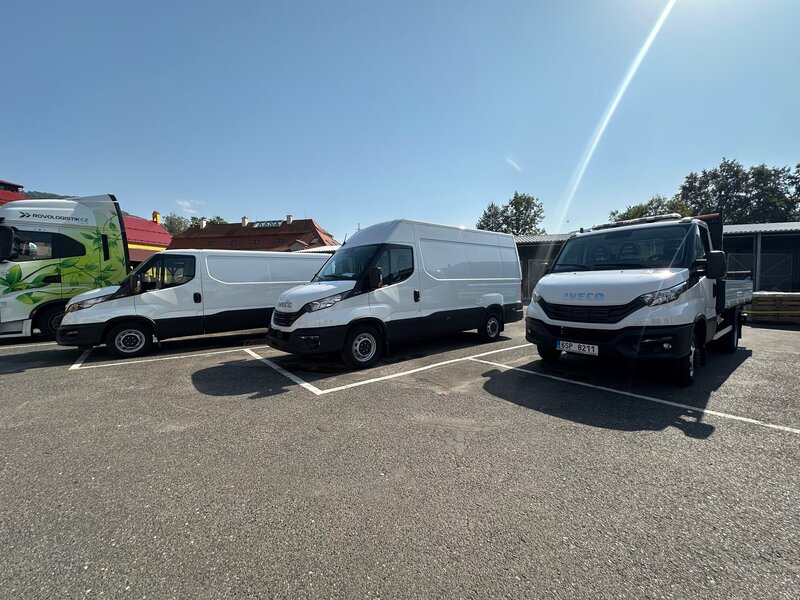 Parkoviště s nabízenými dodávkami IVECO připravenými k prodeji u Audo Viktoria