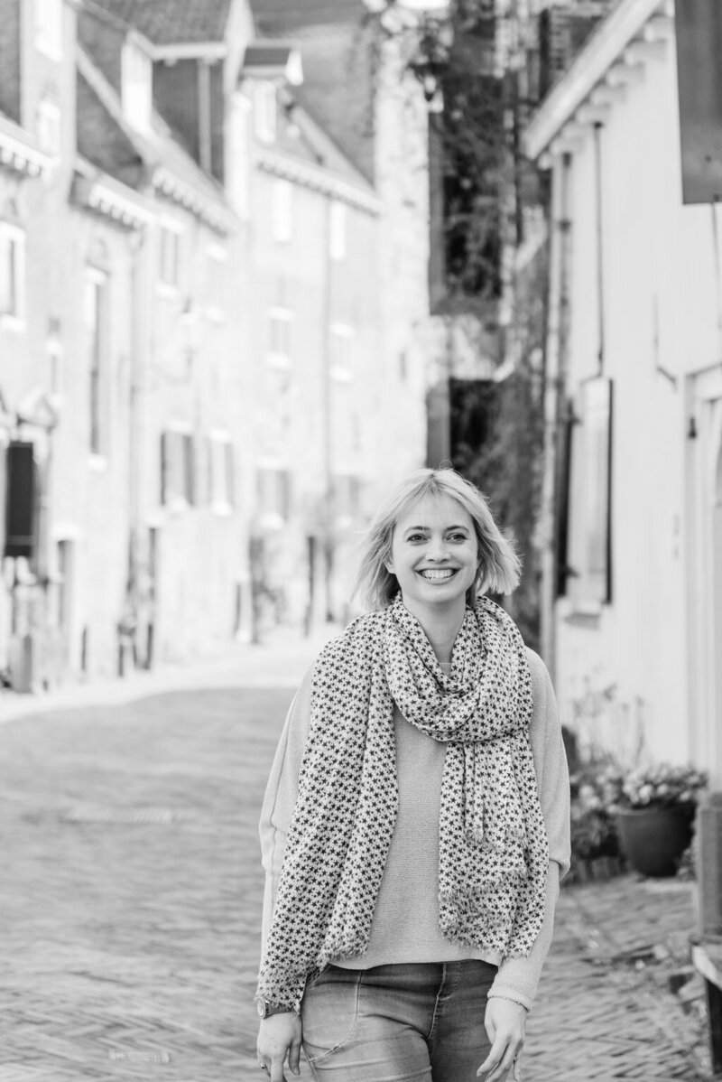 Rosanne van Cruijningen, redacteur en schrijfcoach voor schrijvers van fictie, loopt door een straatje in Amersfoort.