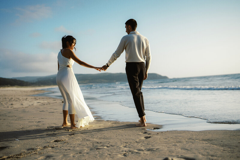 UNa sesión de pareja en una playa en Galicia antes de su boda.