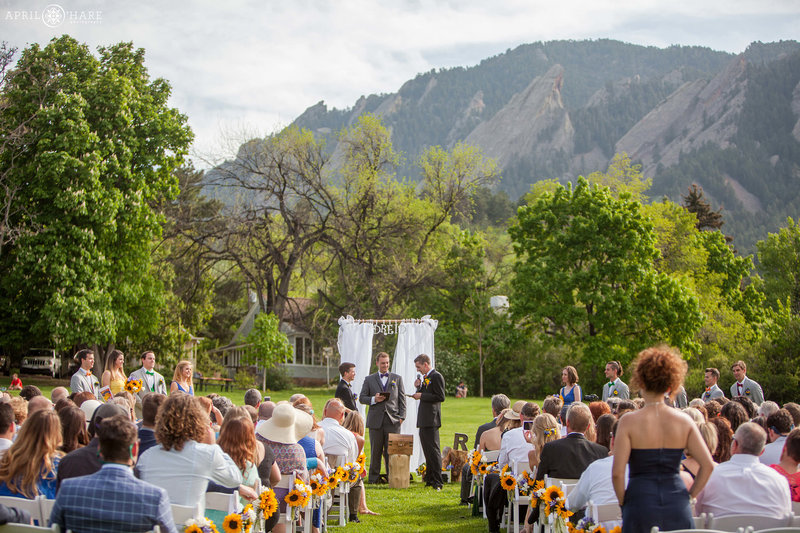 Boulder-Colorado-Outdoor-Wedding-Ceremony-on-the-Lawn-with-Flatiron-Mountain-Backdrop