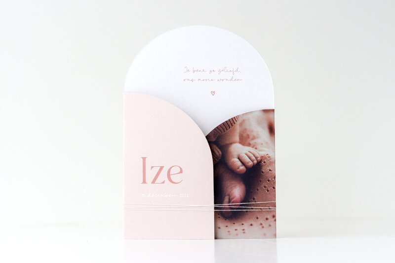 Geboortekaartje-bijzondere-vorm-stansvorm-leesign-Ize-roze-2