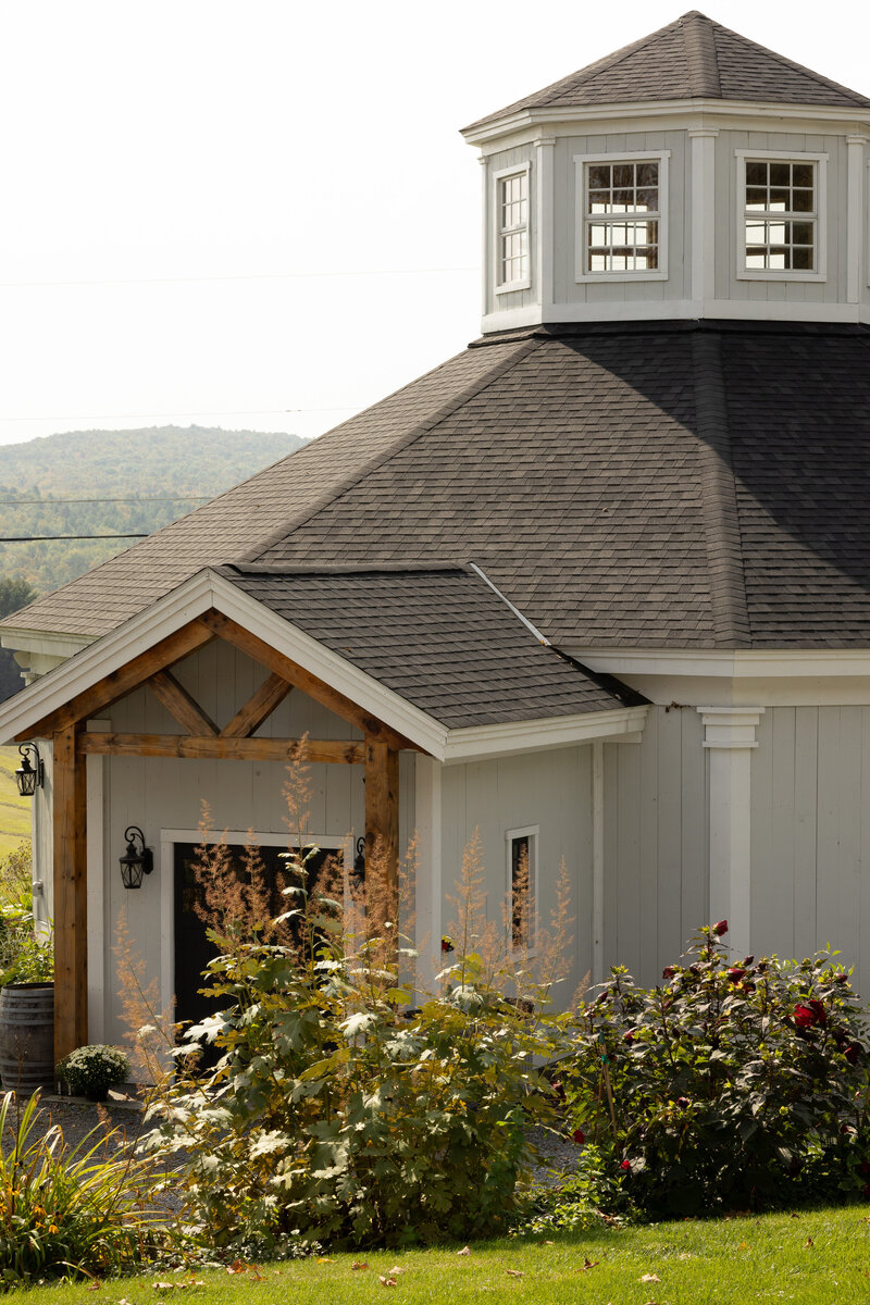 a-round-barn-wedding-venue-in-vermont