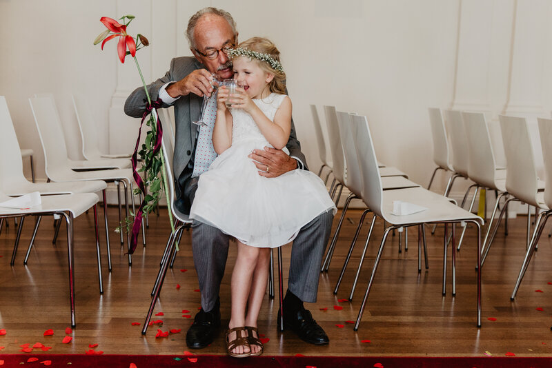 Opa en kleindochter tijdens bruiloft