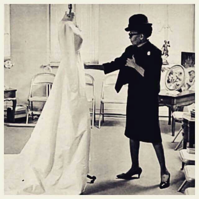 Anne Lowe designed Jackie Kennedy ' s wedding dress (1)