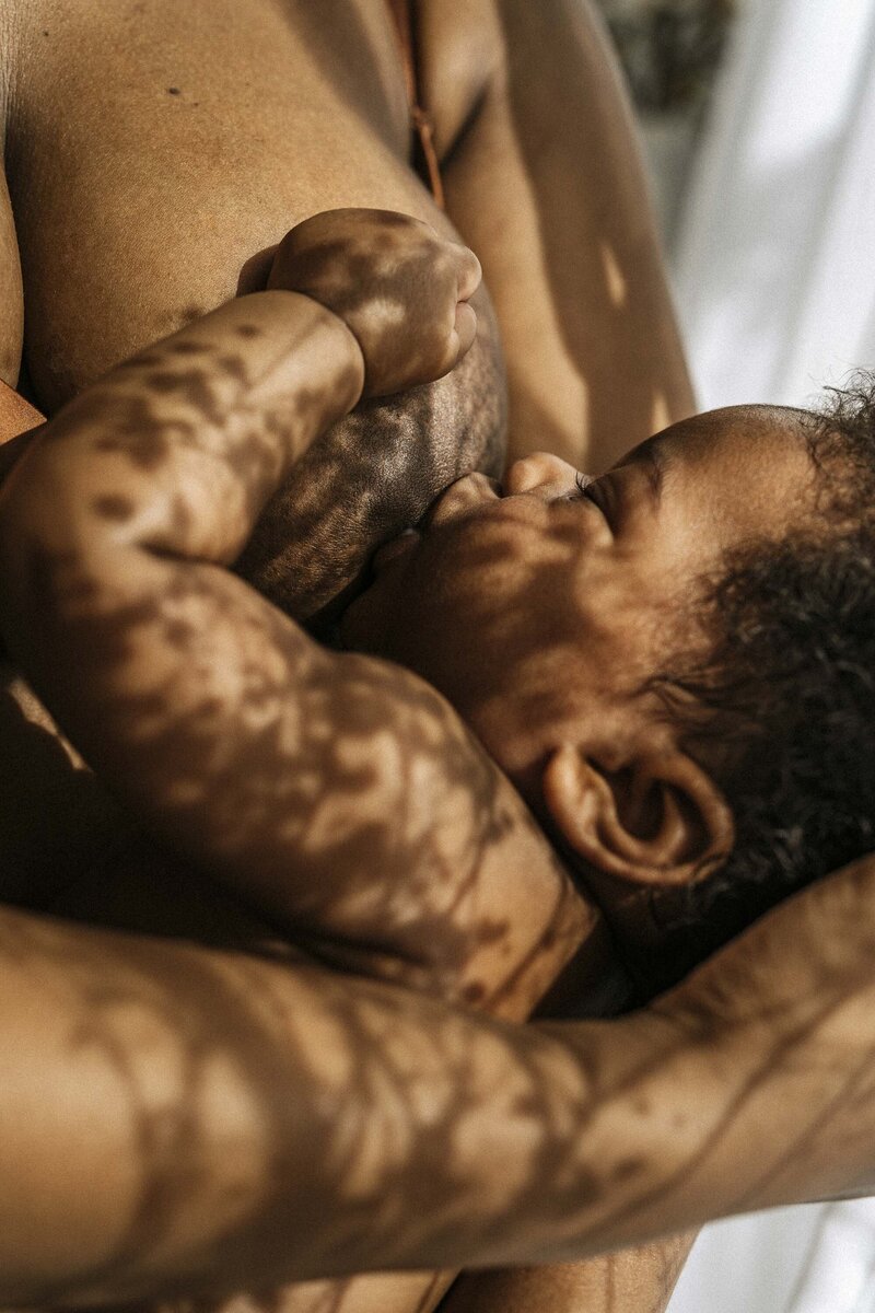 femme allaitant son bébé