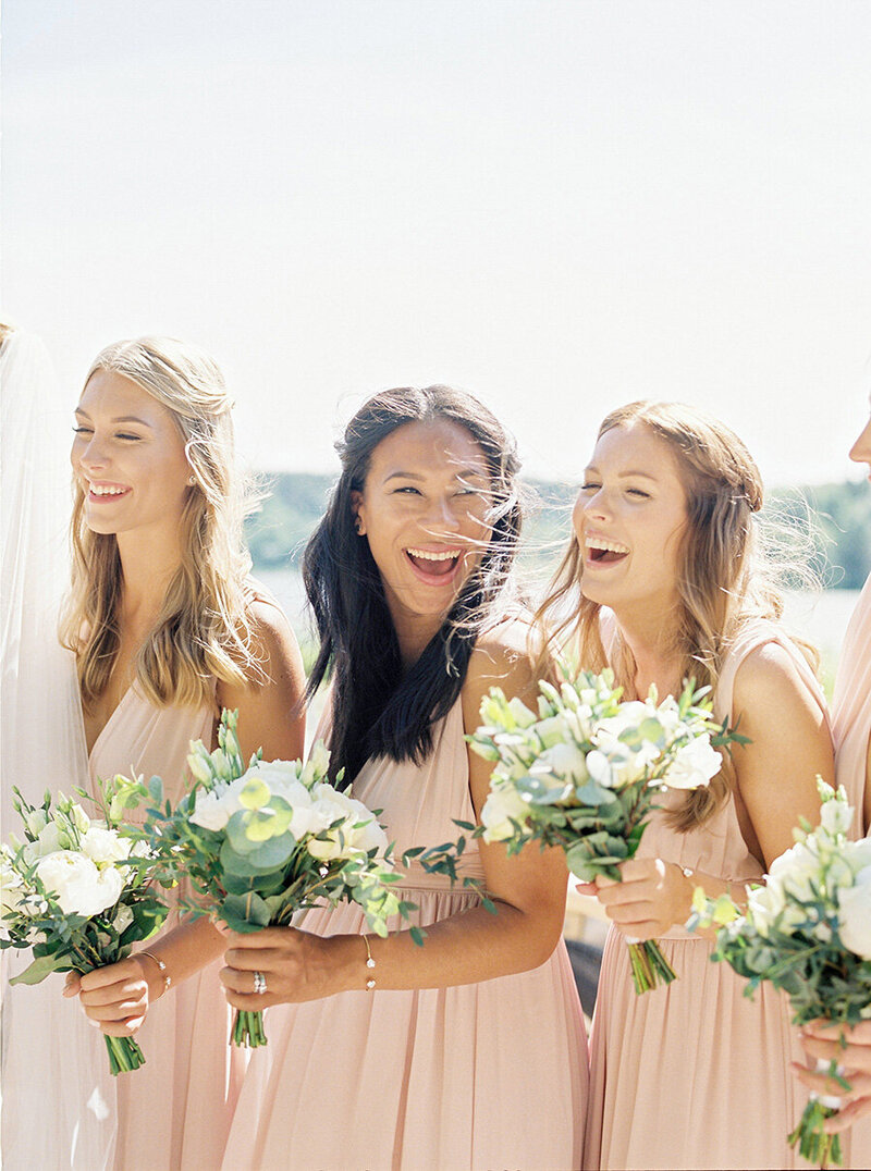 053-bridesmaids-laughing