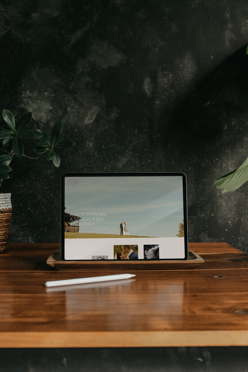 Space-Grey-Photo-mockup-07