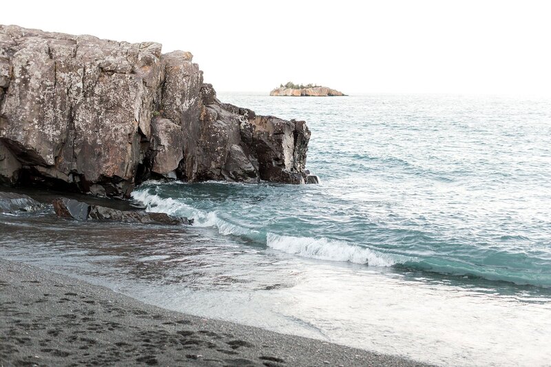 black-sand-beach-hawaii-alexandra-robyn-destination-elegant-elopement-photo-inspiration_0045