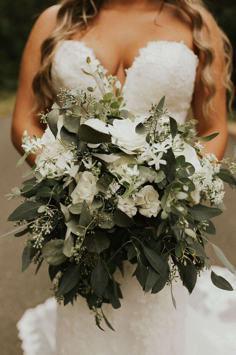 oregon bride lace wedding  dress green and white bouquet