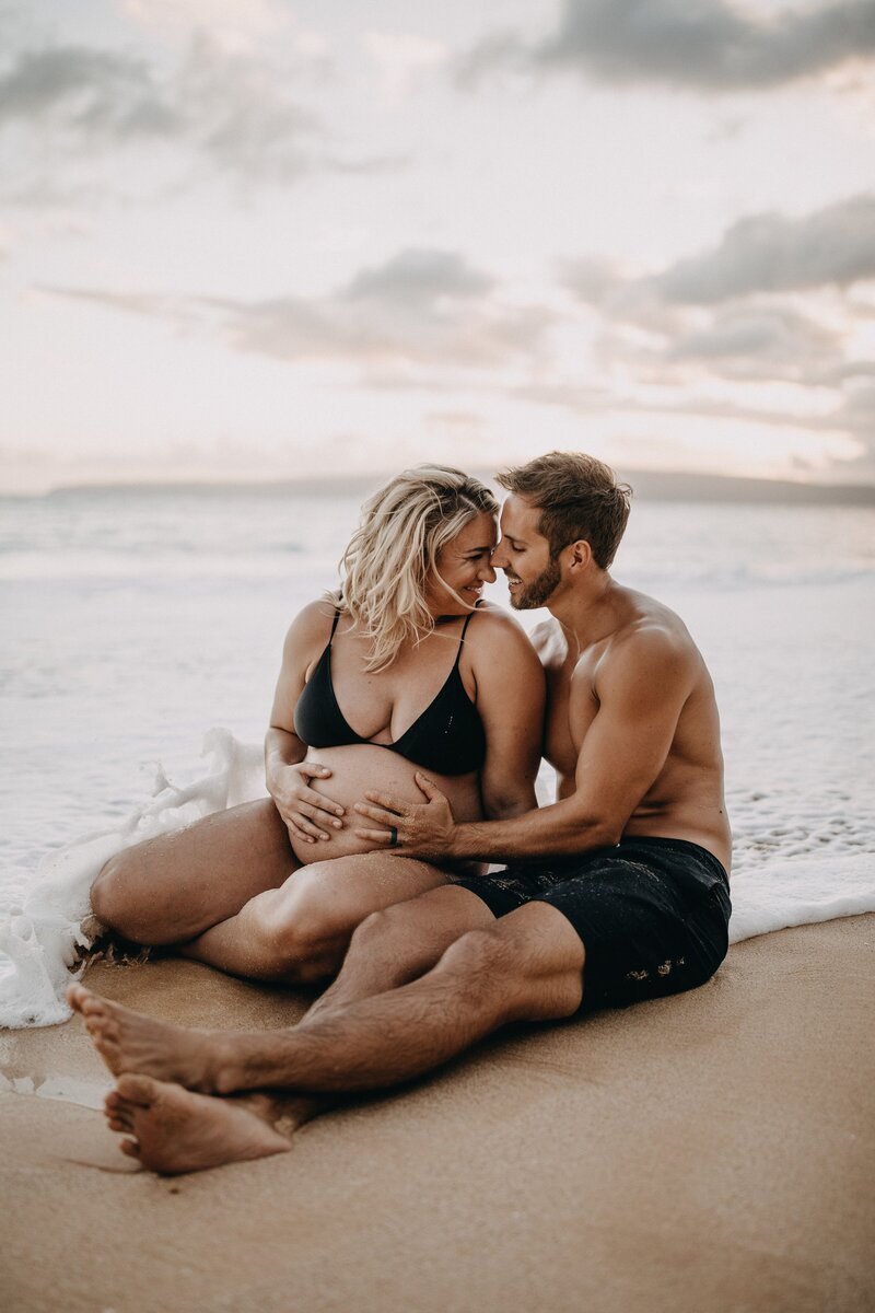 Jenna Kutcher and husband maternity photo session