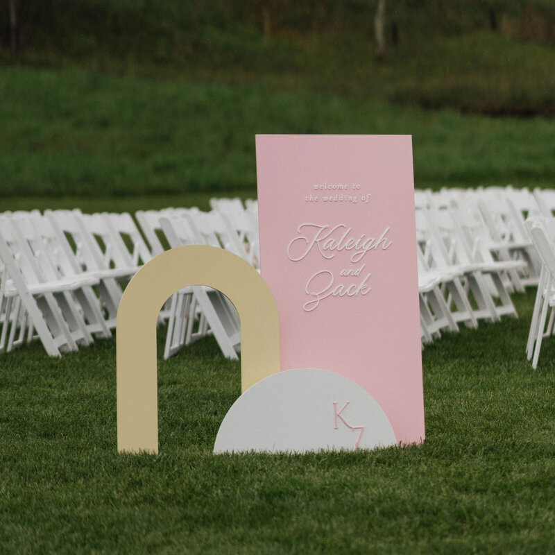 pixels-and-wood-welcome-sign-boone-wedding-north-carolina-overlook-barn-banner-elk-HR-sq