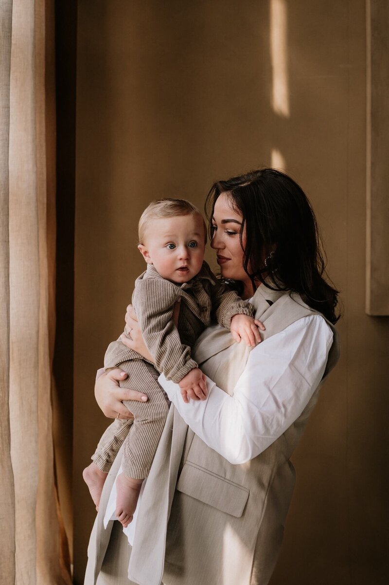 Mama en zoontje tijdens gezinsshoot in Atelier Oost Amsterdam