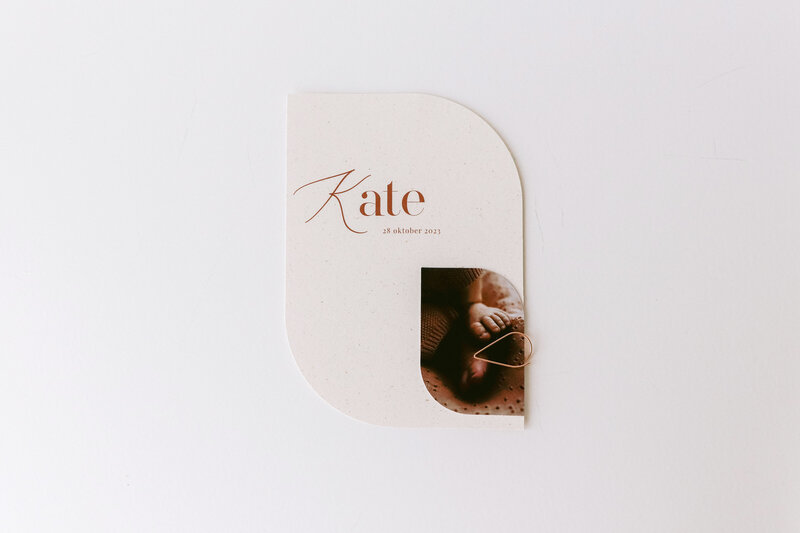 Bijzonder-geboortekaartje-op-vibers-papier-Kate-met-stansvorm