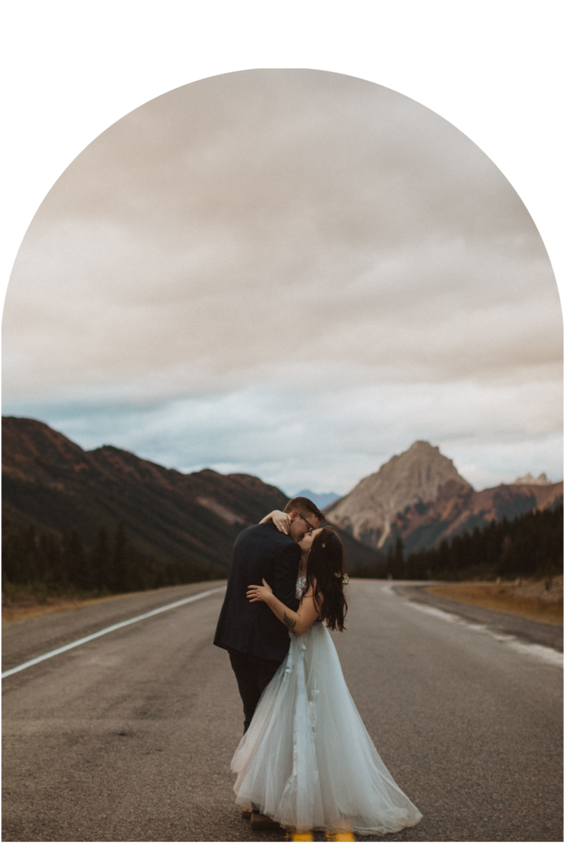 Grow your photography business with an in-person mentor session with Liv Hettinga, it includes a live elopement shoot in the rocky mountains to build your portfolio