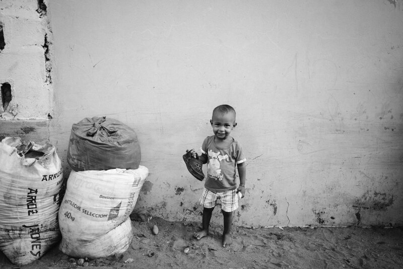 Een klein kindje met een slipper in de sloppenwijken van Colombia