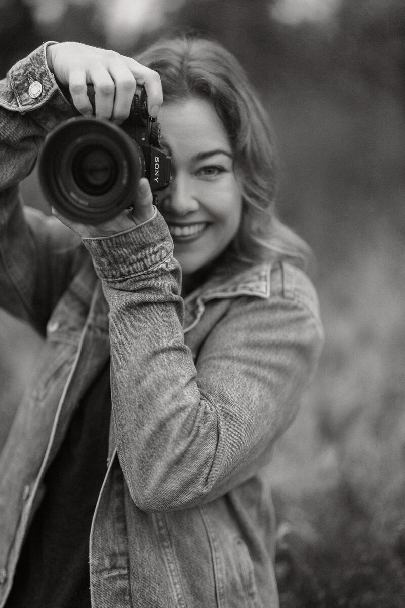 Portrait von Jenny, Hochzeitsfotografin bei Stories by Jane – spezialisiert auf ungestellte Hochzeitsbilder